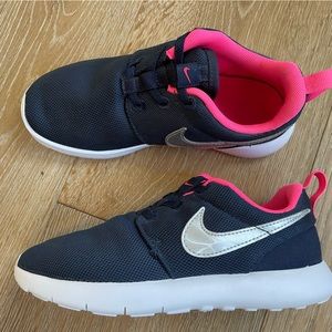 Nike Roche One kid’s size 2 shoes